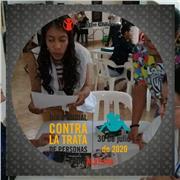 Profesor de español imparte clases a niños de primaria